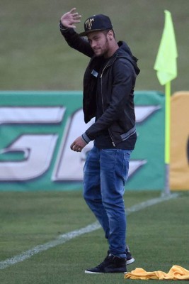 Neymar visitó a sus compañeros la concentración de Brasil.