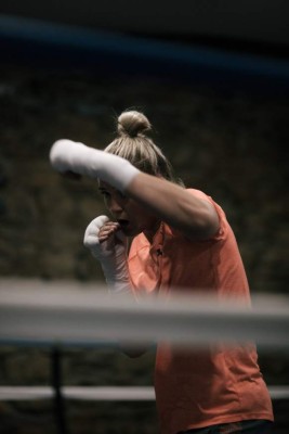 April Hunter, la boxeadora que desafió la ley islámica besándose con su novia en las Maldivas