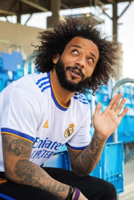 Con nuevo escudo y un crack no aparece: Real Madrid presenta sus camisetas para la temporada 2021-22