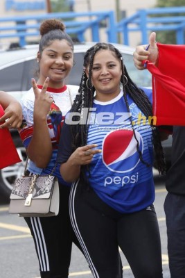 ¡Belleza y colorido! Ambientazo catracho en las afueras del Red Bull Arena para el Olimpia vs. Motagua
