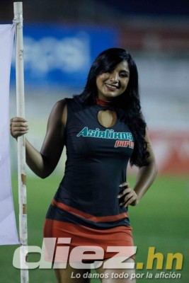 Bonito ambiente y mujeres bellas en Puerto Cortés durante el Platense-Olimpia