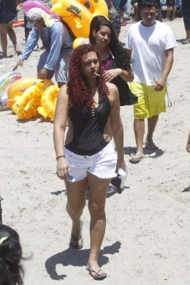 Así se divierten las bellas chicas en las playas de Honduras