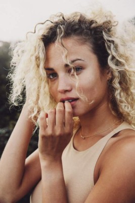 Ella es Rose Bertram, la sexy novia del holandés Gregory van der Wiel