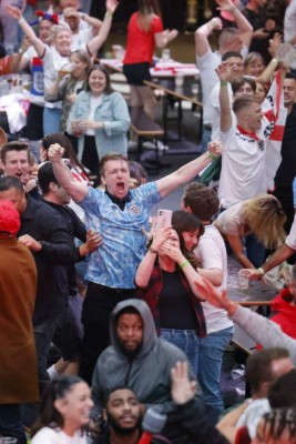 FOTOS: Tristeza de hermosa periodista, la sorpresiva visita a Roma y el júbilo de Inglaterra en la Eurocopa&nbsp;&nbsp;