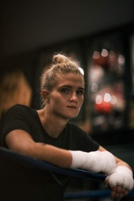 April Hunter, la boxeadora que desafió la ley islámica besándose con su novia en las Maldivas