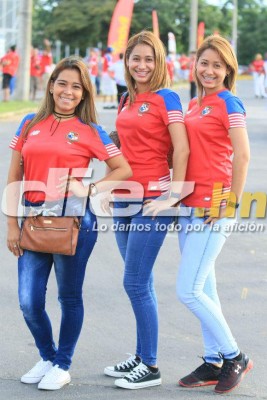¡Belleza! Las encantadoras chicas que adornaron el Panamá-Honduras
