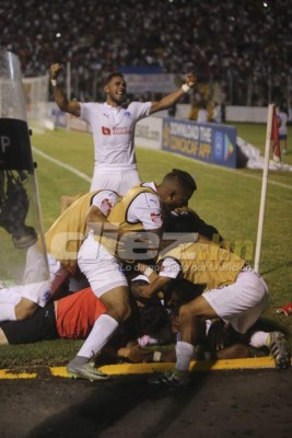 NO VISTE EN TV: El festejo del Olimpia y la bengala en el césped&nbsp;&nbsp;