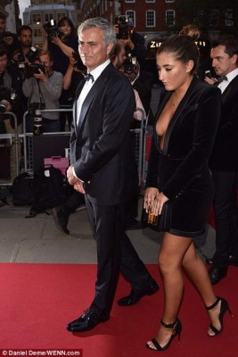 Hija de Mourinho levanta suspiros al acompañar a su padres los Premios GQ