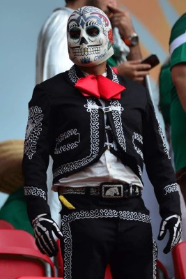 Aficionados mexicanos ponen color y fiesta en las gradas.