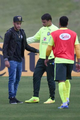 Neymar visitó a sus compañeros la concentración de Brasil.