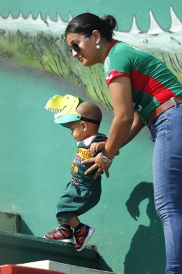 ¿Quién es la chica de rojo que engalanó el inicio de la jornada de Liga Nacional?