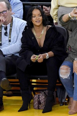 Rihanna, la sexy artista que sufre por los Cavaliers en la final de NBA