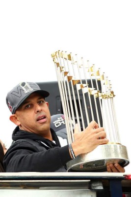 Aficionados de los Red Sox abarrotan calles de Bostón para celebrar la Serie Mundial