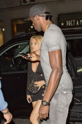 Fotos: Usain Bolt sigue imparable, ahora se llevó diez chicas a su hotel en Londres