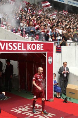 Locura asiática: Así fue la presentación de Iniesta con el Vissel Kobe de Japón