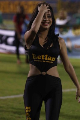 Las infartantes chicas que adornan la semifinal Real España-Marathón