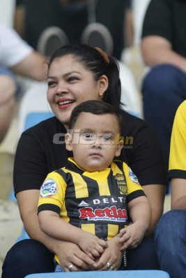 ¡BELLEZA! Las encantadoras chicas que arroparon a La Máquina en el Morazán