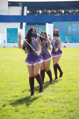 Fotos del día: Derroche de belleza con palillonas, la guacamaya gigante y todo el ambiente en el estadio Nacional