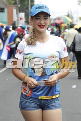 ¡INFARTANTE! Las bellezas que adornaron la previa del Honduras-Costa Rica