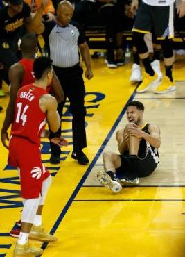 OAKLAND, CALIFORNIA - JUNE 13: Klay Thompson #11 of the Golden State Warriors reacts after hurting his leg against the Toronto Raptors in the second half during Game Six of the 2019 NBA Finals at ORACLE Arena on June 13, 2019 in Oakland, California. NOTE TO USER: User expressly acknowledges and agrees that, by downloading and or using this photograph, User is consenting to the terms and conditions of the Getty Images License Agreement. Lachlan Cunningham/Getty Images/AFP