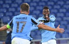 Lazio's Ivorian midfielder Jean Daniel Akpa Akpro (R) celebrates scoring his team's third goal during the UEFA Champions League first round first leg, group F, football match between Lazio and Borussia Dortmund, at the Olympic stadium in Rome, on October 20, 2020. (Photo by Alberto PIZZOLI / AFP)
