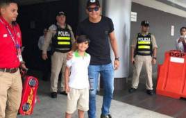 Keylor Navas posa junto a un niño en el aeropuerto internacional de San José. (Foto: Teletica.com)