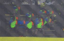 Kevin Hernández viendo el partido entre su equipo el Real España y Villanueva FC.