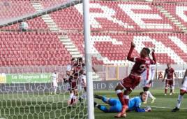 Rigoberto Rivas en uno de sus juegos con el Reggina de la Serie B.
