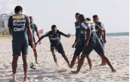 Selección de Honduras (fútbol 11) durante uno de sus entrenamientos en las playas de Miami. Foto archivo Grupo Opsa