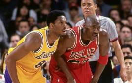 Kobe Bryant junto a Michael Jordan en uno de sus encuentros en la NBA