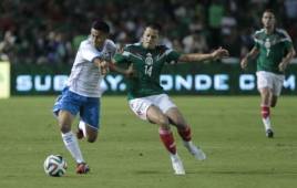 'Chicharito' Hernández se ha convertido en el nuevo goleador mexicano en partidos contra Honduras. (Foto: Wendell Escoto).