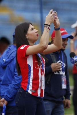 Las lindas chicas que robaron suspiros en el clásico Olimpia-Motagua en el Olímpico