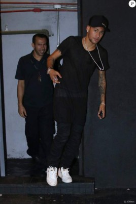 Neymar se pasa a lo grande la fiesta de 20 años de su hermana Rafaella