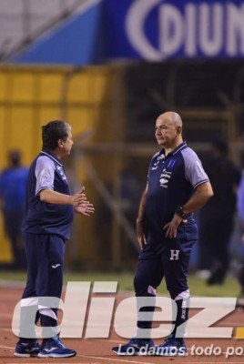 Otras fotos de la debacle: La reacción de Buba López con Maynor tras el error, decepción de los debutantes y el abrazo de Denil Maldonado