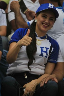 Ellas son las infartantes chicas que engalanaron el Honduras vs Panamá