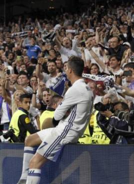 GRA449. MADRID, 02/05/2017.- El delantero portugués del Real Madrid, Cristiano Ronaldo, celebra el segundo gol del equipo madridista durante el encuentro correspondiente a la ida de las semifinales de la Liga de Campeones, que han disputado esta noche frente al Atlético de Madrid en el estadio Santiago Bernabéu, en Madrid. EFE / Victor Lerena.