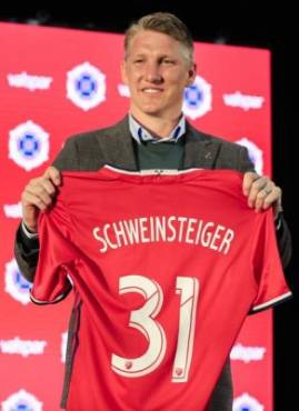 THM01. CHICAGO (IL, EE.UU.), 29/03/2017.- El futbolista Bastian Schweinsteiger sostiene la camiseta de su nuevo club, el Chicago Fire, durante su presentación hoy, miércoles 29 de marzo de 2017, en Chicago, Illinois (EE.UU.). El alemán Schweinsteiger fue fichado por el Chicago Fire y se espera que debute el 1 de abril en un partido ante el Montreal Impact. EFE/Tannen Maury