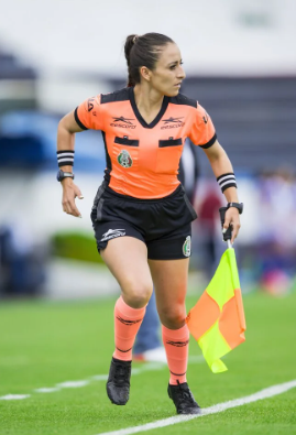 La árbitra que fue despedida de la Liga MX ahora enciende las redes por su sensual contenido