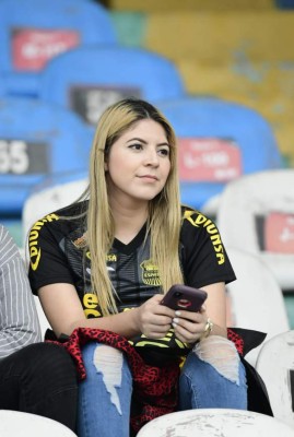 ¡Lindas! El Morazán se iluminó con tanta belleza para el Real España-Motagua