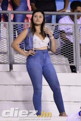Bellas presentadoras y aficionadas deslumbraron en el estadio Olímpico para el Honduras-Panamá