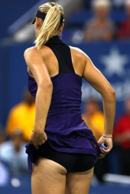 ¡Agachadas y tremendos descuidos! de María Sharapova dentro y fuera de la cancha