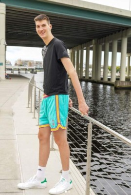 Exmadridista entra en los Libros Guinness por ser el adolescente más alto del mundo: ¡15 años y mide 2,26!