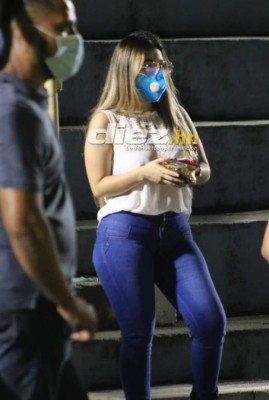 No viste en TV: ¿Quién es la chica del estadio Ceibeño? El homenaje a Maradona y Garrido en la grada