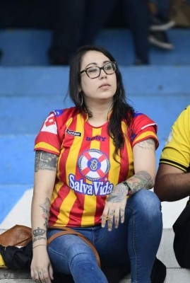 ¡Lindas! El Morazán se iluminó con tanta belleza para el Real España-Motagua