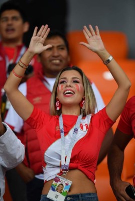 Francia y Perú engalanan Rusia 2018 con sus bellas aficionadas