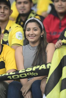 ¡Lindas! El Morazán se iluminó con tanta belleza para el Real España-Motagua