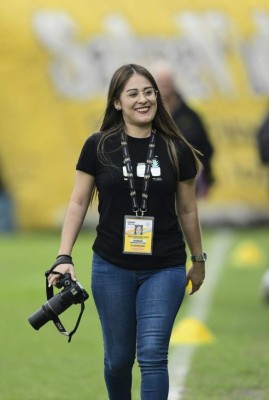 ¡Lindas! El Morazán se iluminó con tanta belleza para el Real España-Motagua