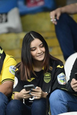 ¡Lindas! El Morazán se iluminó con tanta belleza para el Real España-Motagua