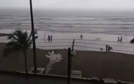 Este es el momento en que la joven es alcanzada por un rayo.