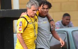 Momento cuando Zanabria dirigió a Martínez en el Real España.